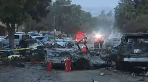 Una avioneta se estrella en un vecindario en California, incendiando múltiples casas y vehículos