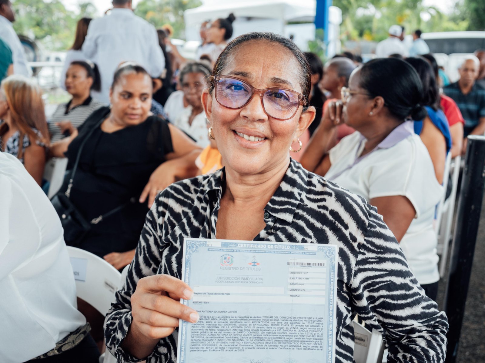 Ministro Carlos Bonilla entrega 90 títulos de propiedad a familias de Bayaguana