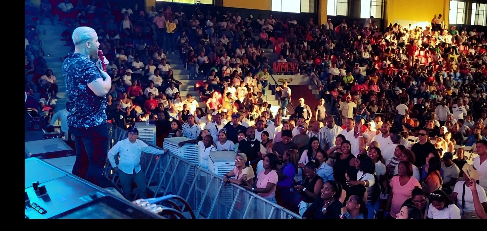 El Blachy emociona a miles de madres en la celebración de su día, organizada por el ministro David Collado