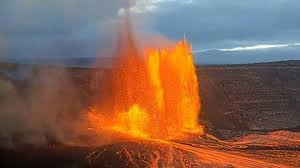 El volcán Kilauea en Hawái lanza espectaculares chorros de lava