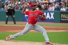 Soriano lanza 6 entradas sin carreras y Angelinos derrotan a Guardianes en el regreso de Trout