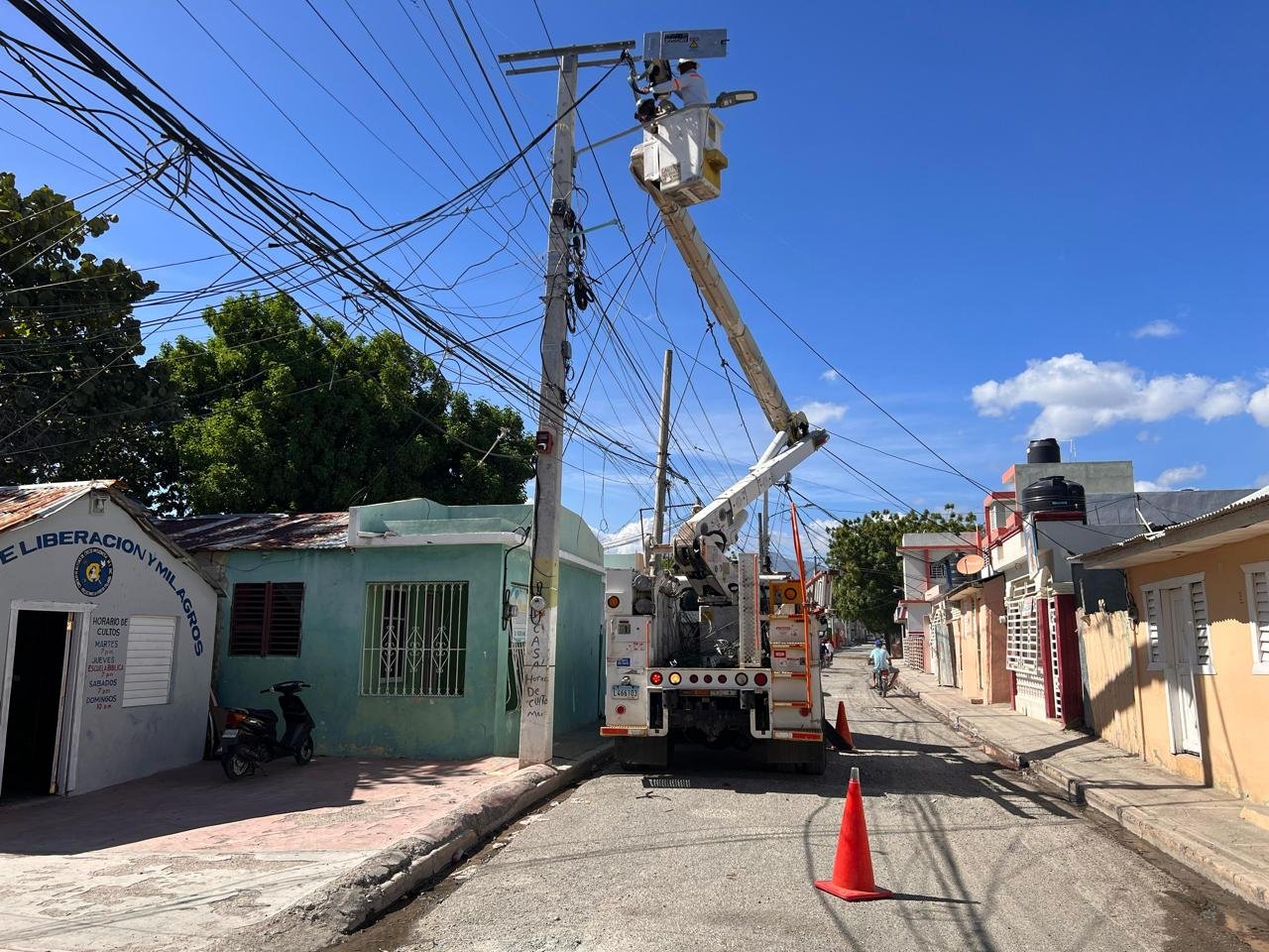 Edesur adecúa redes eléctricas, instala transformadores y normaliza clientes en Baní