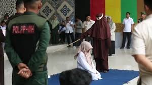 Una mujer recibe 100 latigazos en público en Indonesia por adulterio