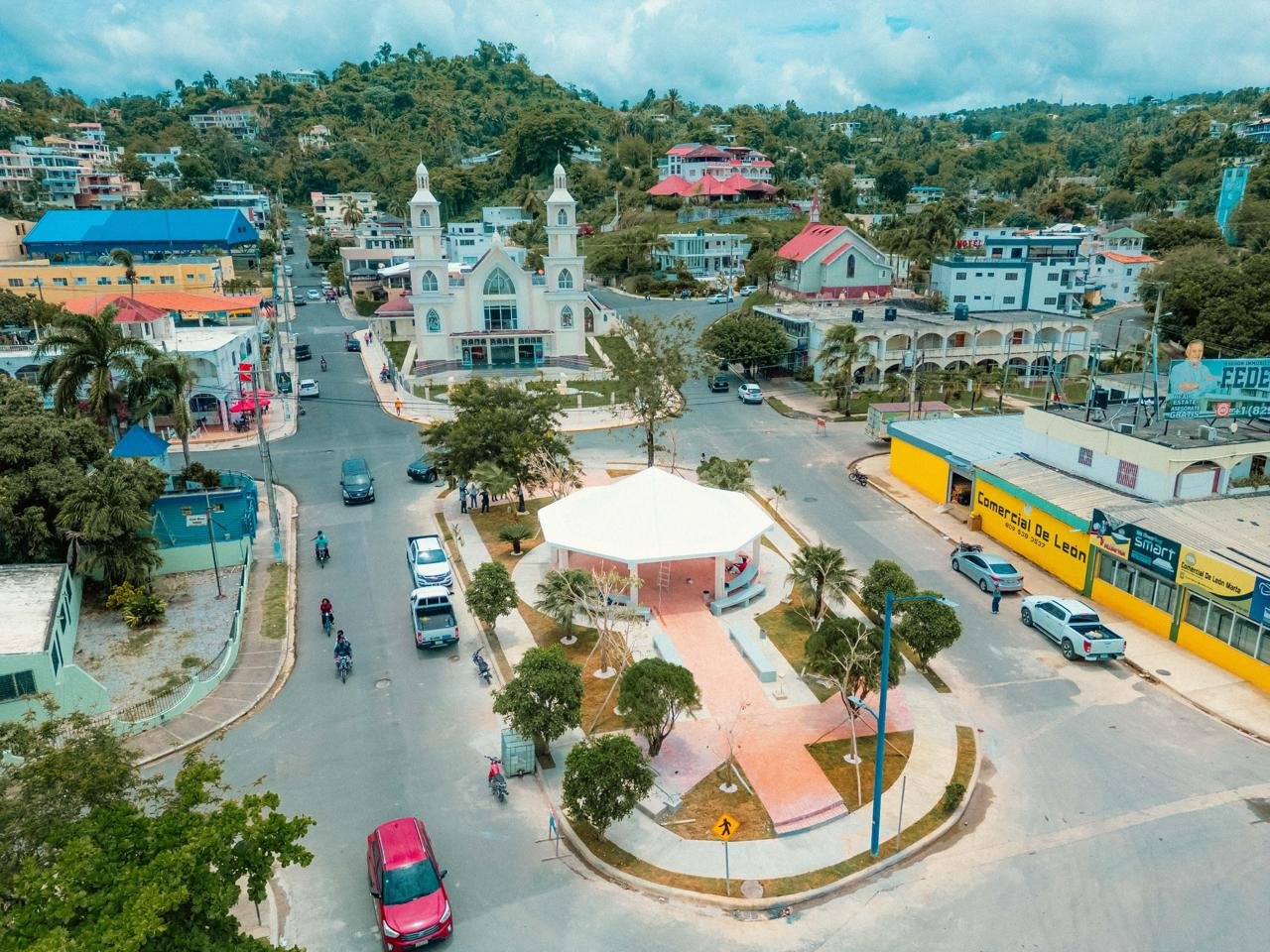 Presidente Abinader y ministro Collado inauguran reconstrucción de Malecón y otras obras en Samaná.