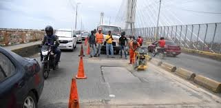 Usuarios del puente de la 17 desconfían de labores de reparación