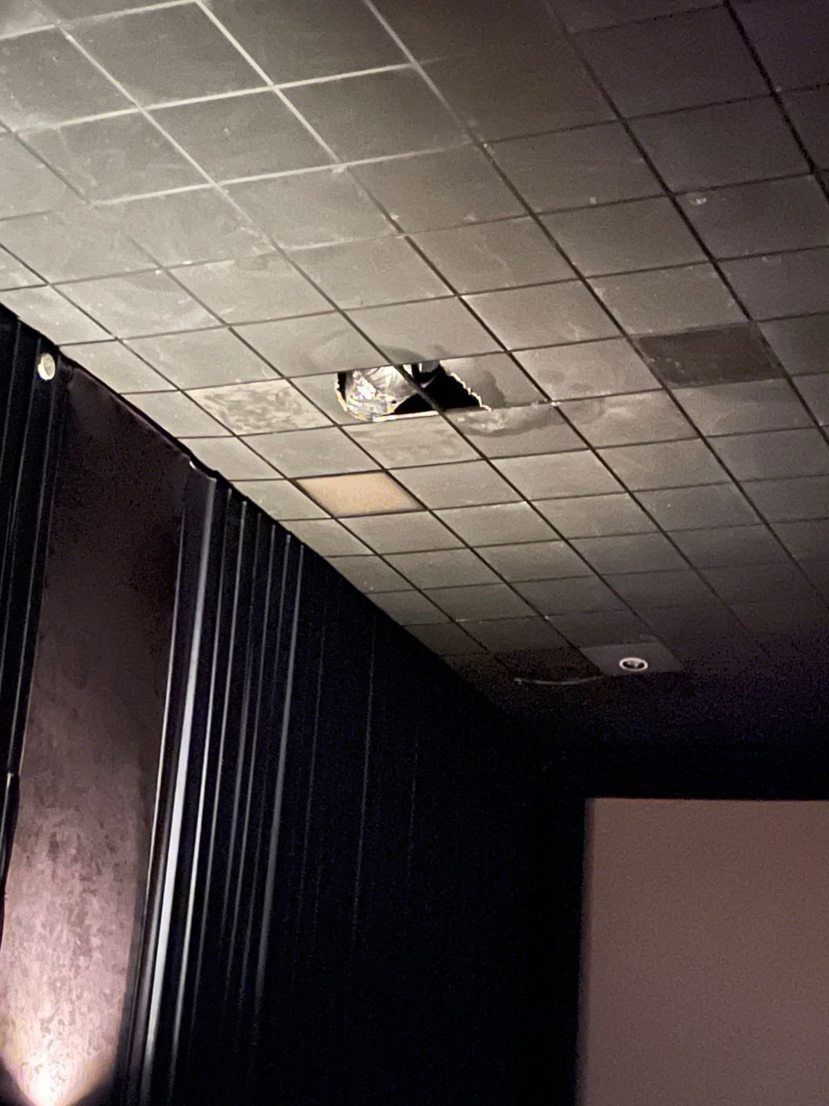 Preocupación por el estado del techo del cine en Coral Mall: un peligro latente para los visitantes