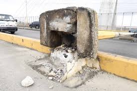 Tránsito detenido sobre el puente de la 17 tras caída de postes de alumbrado
