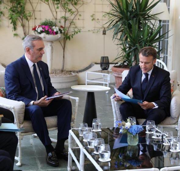 Presidente francés Emmanuel Macron manifiesta interés de su gobierno en financiar el tren metropolitano de SD y el plan integral de transporte del GSD 
