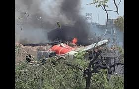 Un avión se estrella en la India con 240 personas a bordo y cae sobre una residencia de médicos
