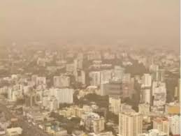 Un cielo brumoso y opaco este viernes por la incidencia del polvo del Sahara