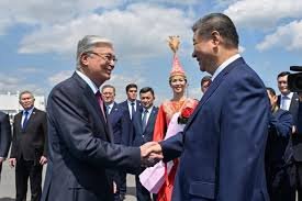 Xi Jinping llega a Kazajistán para desarrollar relación comercial, energética y logística