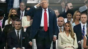 Trump exhibe el poder militar de EE. UU. entre protestas