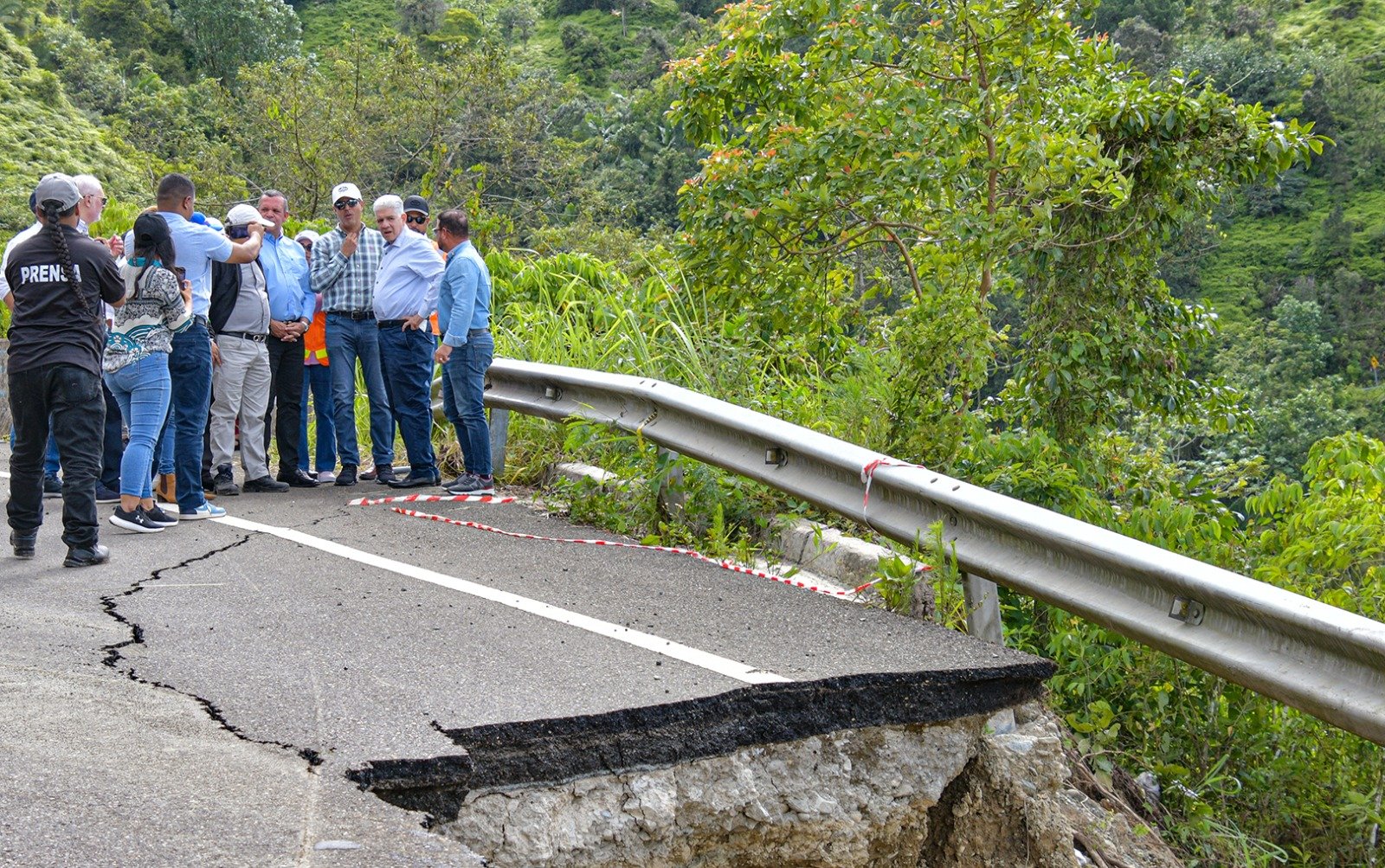 Obras Públicas refuerza presencia técnica en la carretera Casabito- Constanza ante recientes deslizamientos