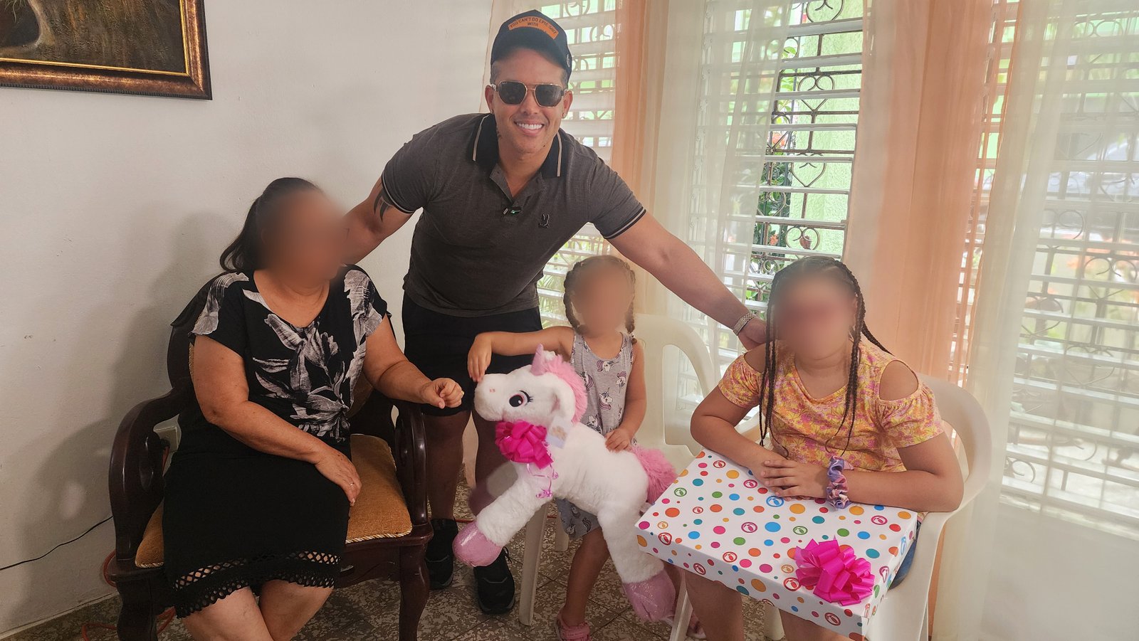 El Blachy lleva esperanza a niñas huérfanas tras la tragedia del Jet Set y hace un llamado solidario al país