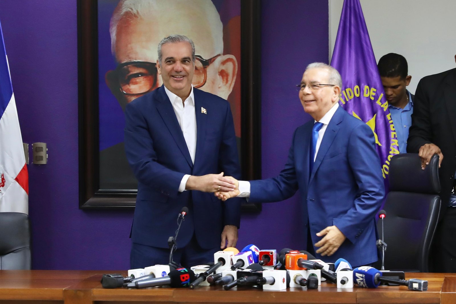 Presidente Abinader se reúne con el expresidente Danilo Medina para fortalecer posición unificada ante crisis haitiana 