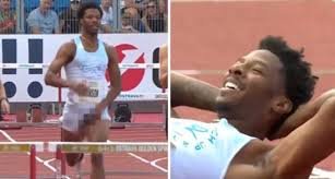 Atleta estadounidense gana carrera con "todo al aire" tras fallo de vestuario