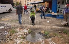 Tubería rota de aguas negras provoca un gran hoyo en la Zona Colonial