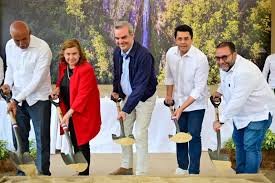 Ministro de Turismo deja iniciado reconstrucción de vía de acceso en Jumunuco, Jarabacoa