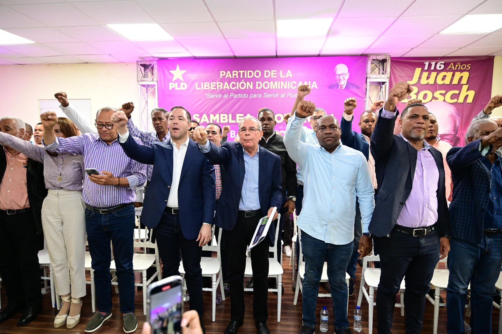 Danilo Medina encabeza masiva asamblea del PLD en Bahoruco y llama a “salir a buscar el poder en las calles”