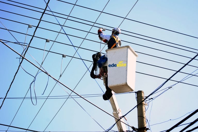EDEeste  interrumpirá energía este martes por 8 horas en más de 50 sectores y residenciales para mejorar el servicio en SDE