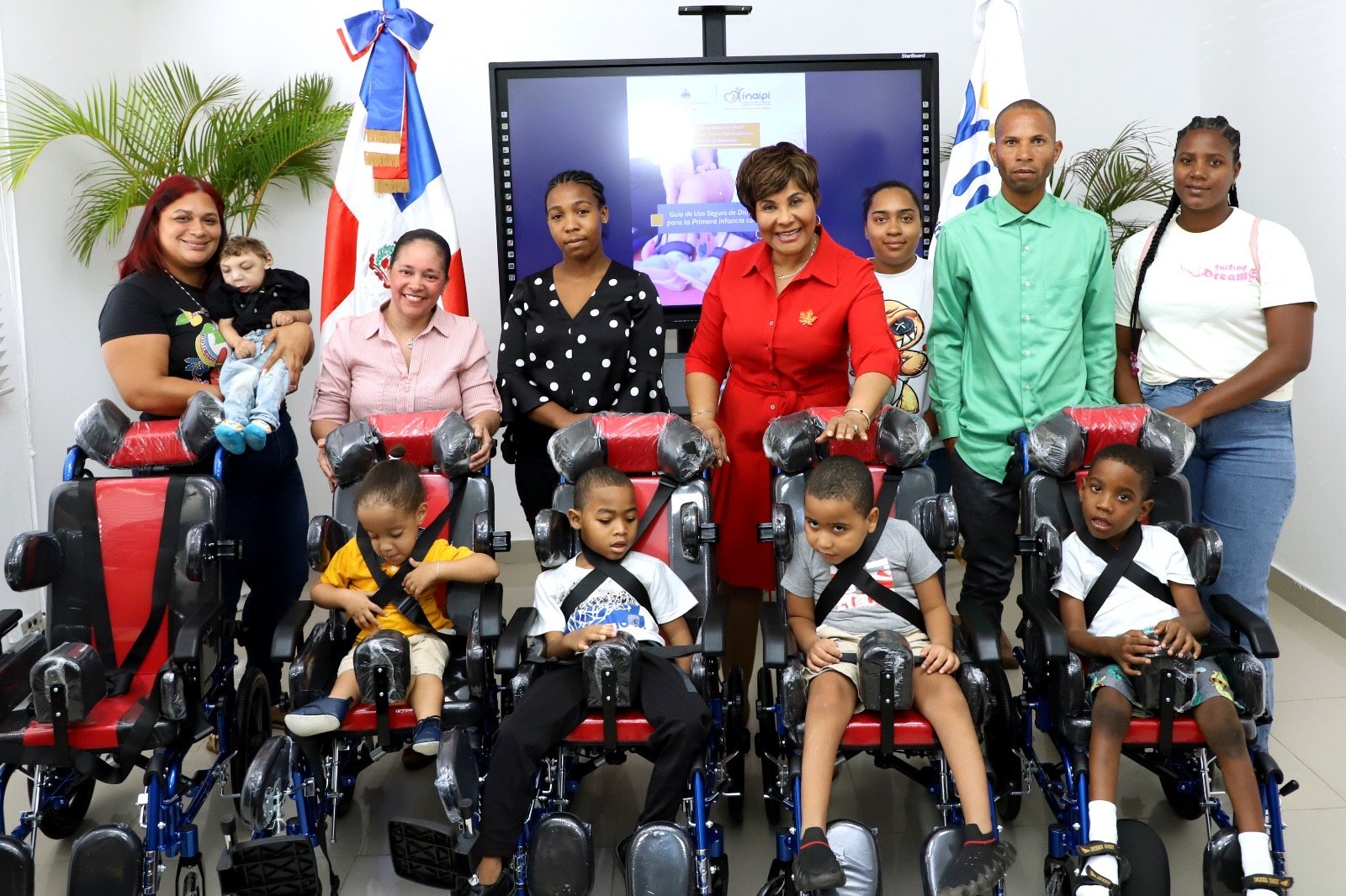 INAIPI  entrega sillas especializadas para facilitar la movilidad de niños y niñas con discapacidad