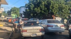 Denuncian tráfico caótico en Santiago por falta de semáforos y agentes tras obras del monorriel