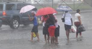 Dos ondas tropicales provocarán lluvias en varias provincias esta semana