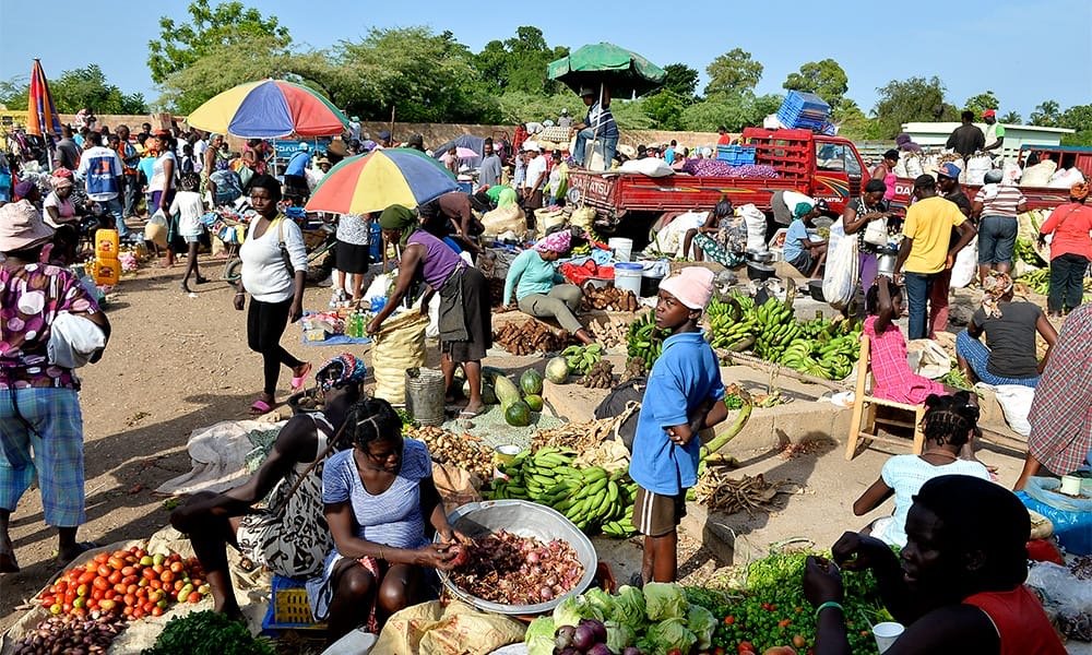 Comerciantes del mercado de Dajabón atrapan ladrón y le dan tremenda golpiza 