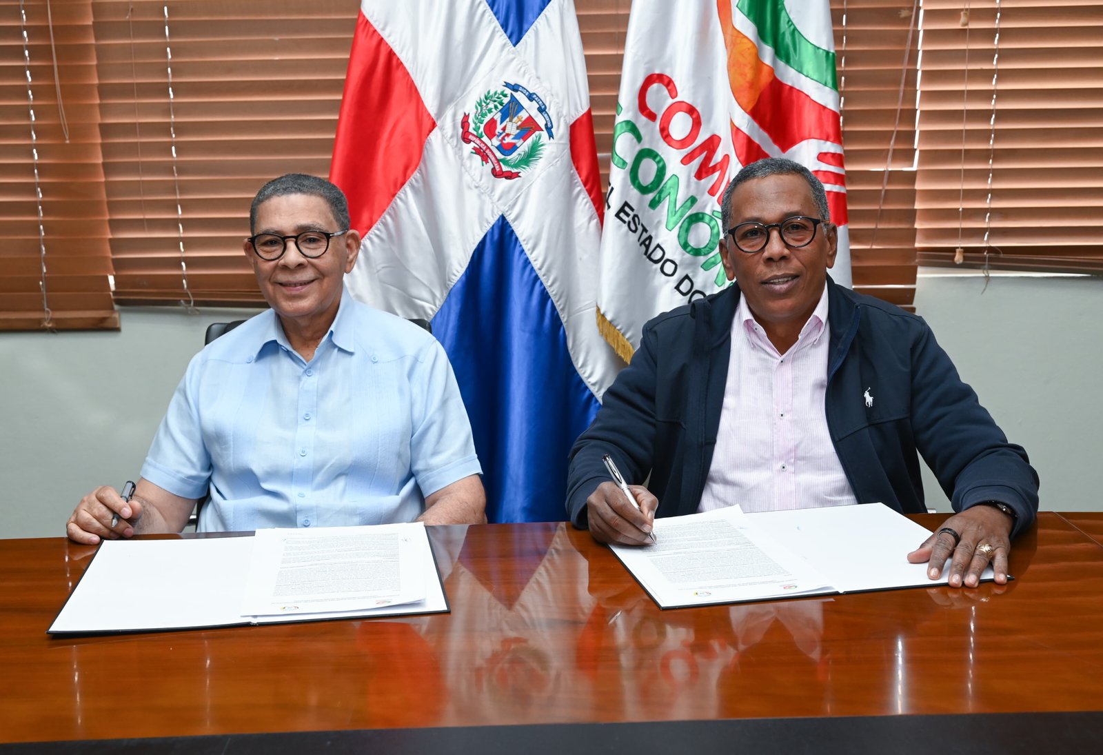 Directores de Comedores Económicos del Estado Dominicano (CEED) y Hogar Crea Dominicano firman acuerdo interinstitucional  