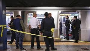 Un pasajero del metro de Nueva York muere tras ser golpeado por un tren en movimiento