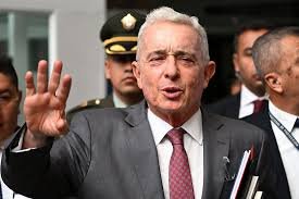 Expresidente colombiano Uribe sentenciado a 12 años de prisión domiciliaria pero apelará