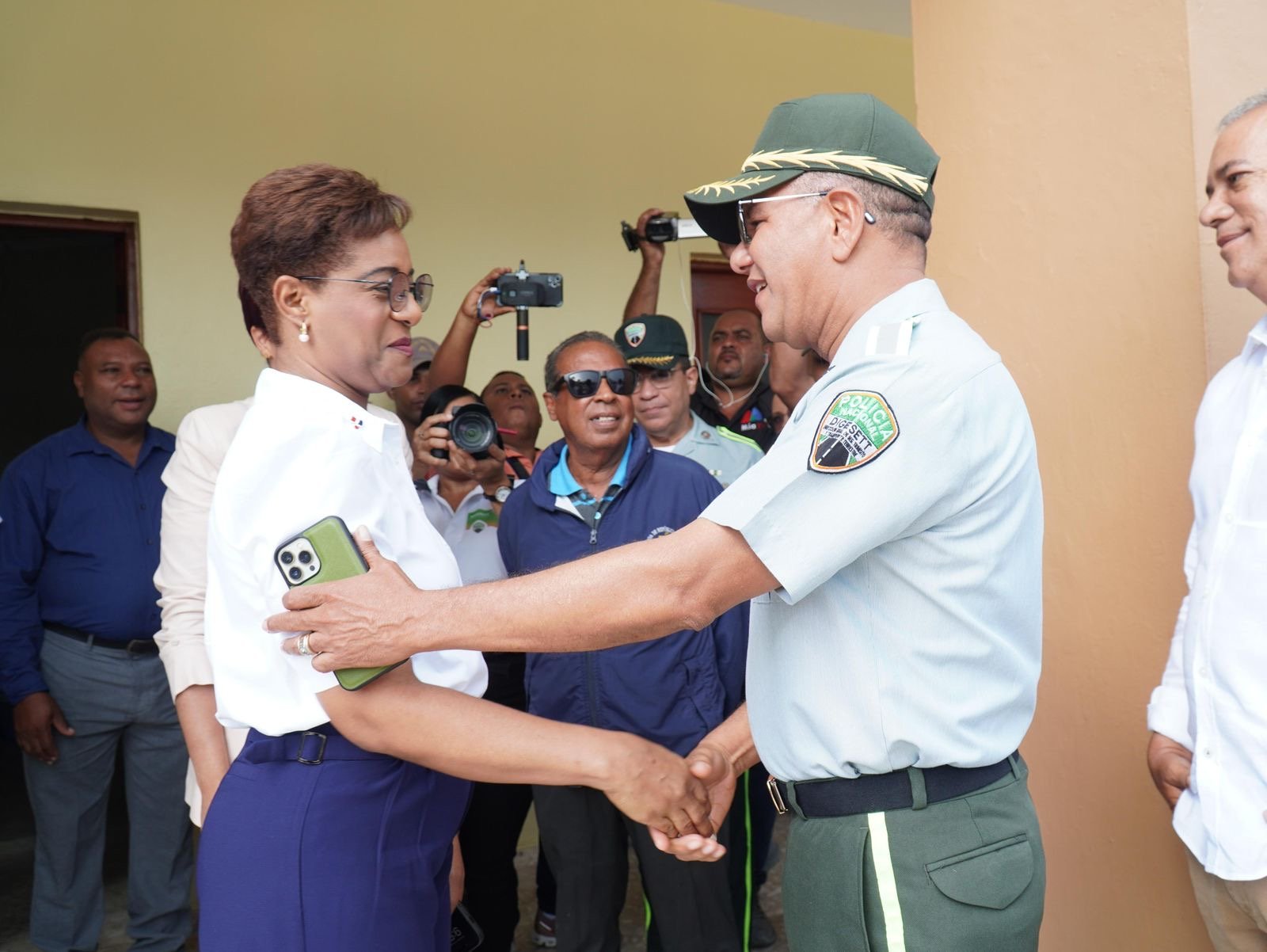 Gobernadora de La Altagracia y director de la DIGESETT encabezan encuentro con transportistas y comunitarios para abordar temas del tránsito en Higüey