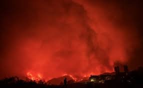 Incendio forestal se propaga en Los Ángeles, miles de evacuados