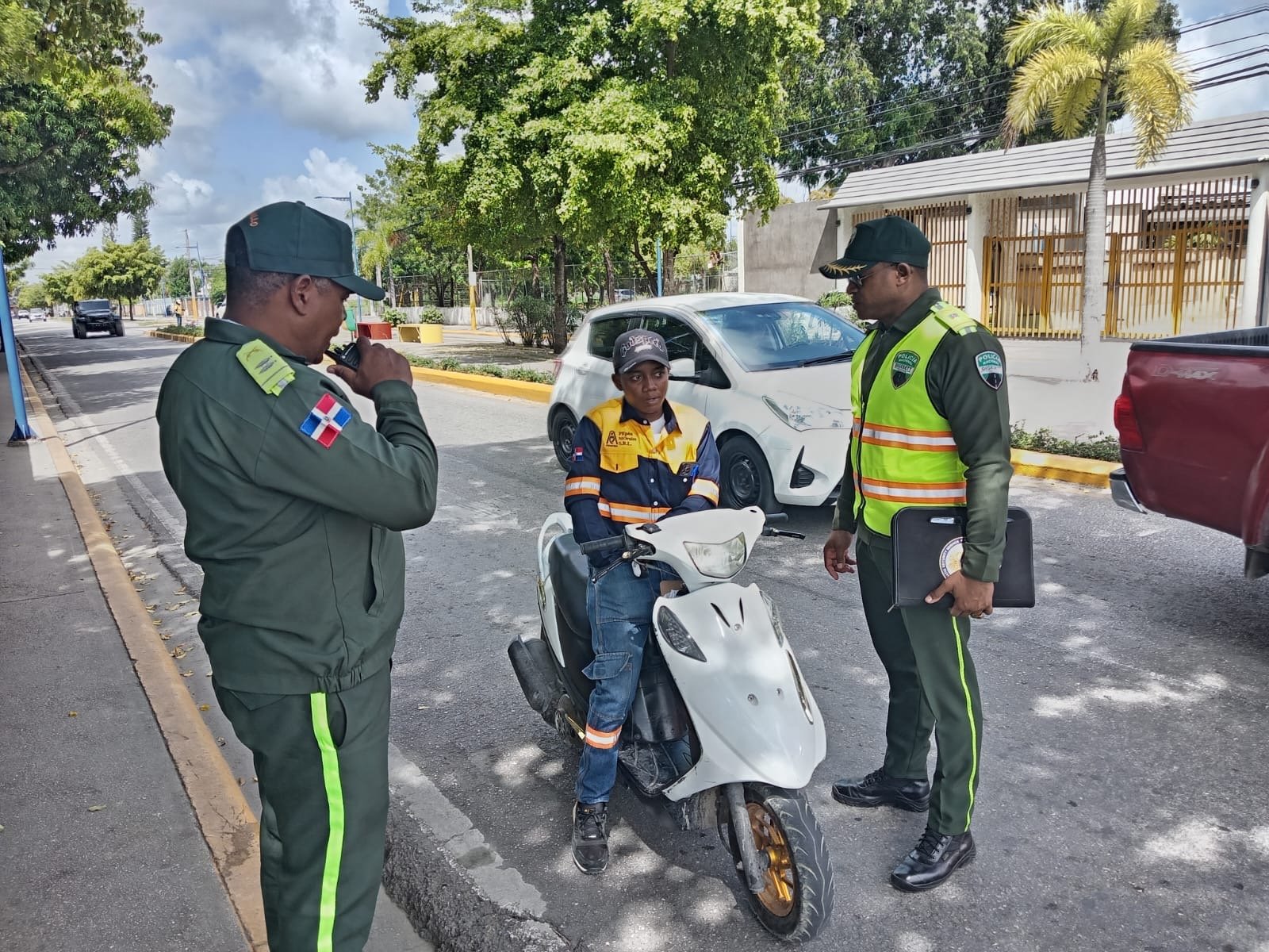 DIGESETT orienta a conductores y motoconchistas en Higüey sobre la importancia del casco protector