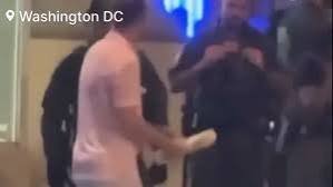 Un funcionario acusado de delito grave por lanzar un sándwich a un policía en Washington