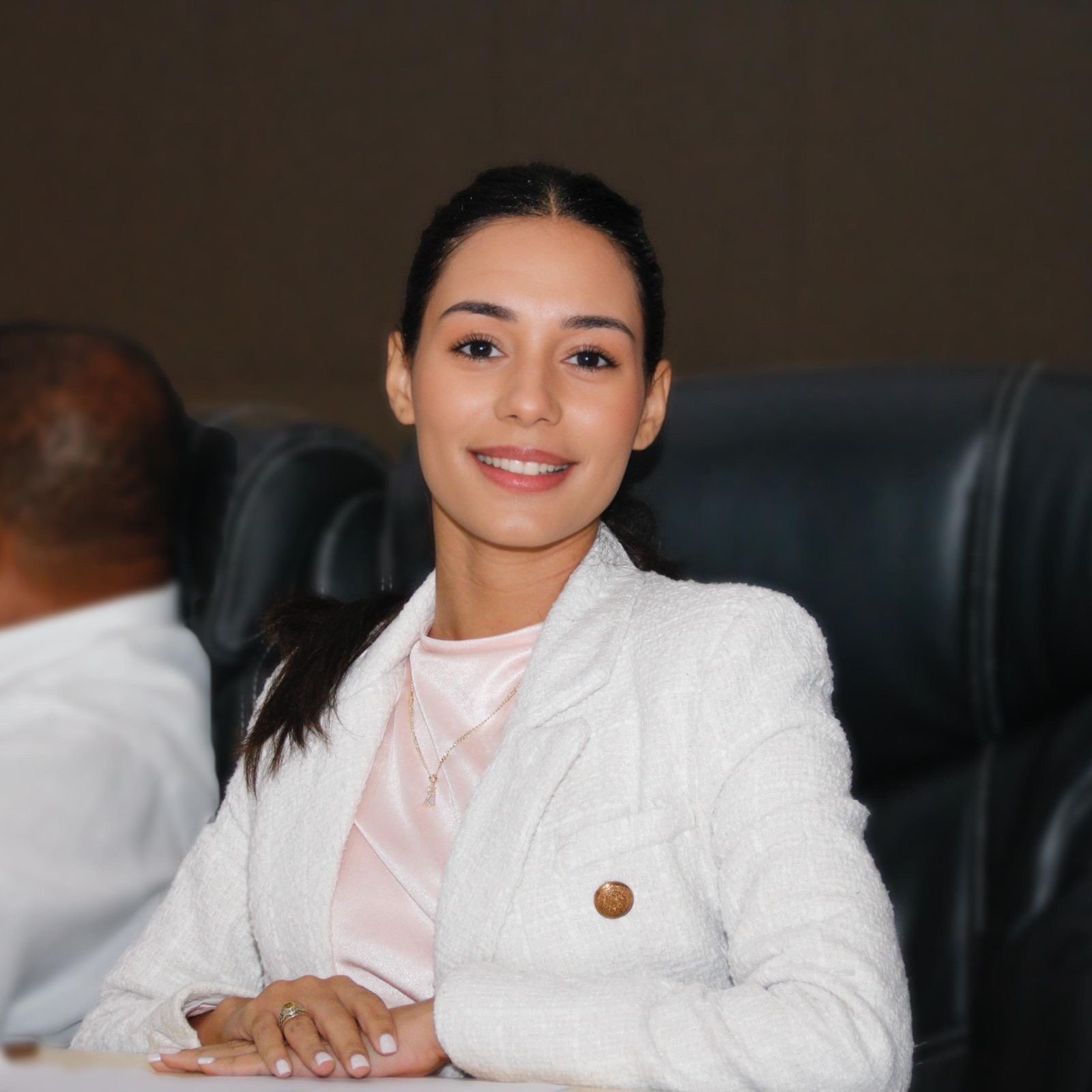Regidora Aileen Decamps agradece a Agustín Burgos por atender su llamado para instalar oficina del Idoppril en Santo Domingo Este