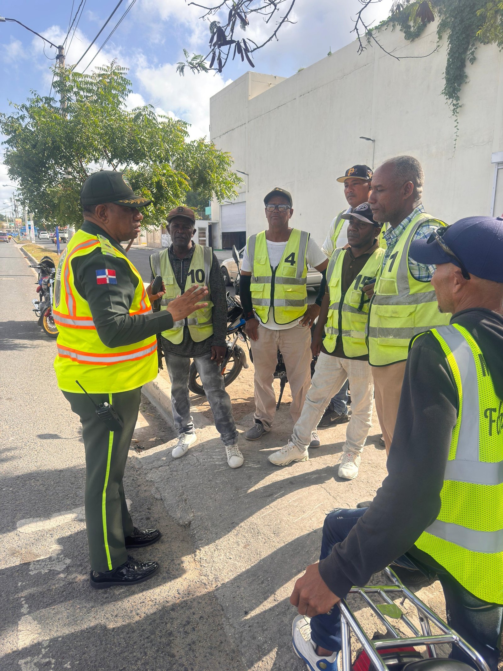 DIGESETT orienta a conductores y motoconchistas en La Romana sobre la importancia del casco protector