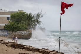 Autoridades mantienen bandera roja en playas de Puerto Plata y la costa norte por huracán Erin