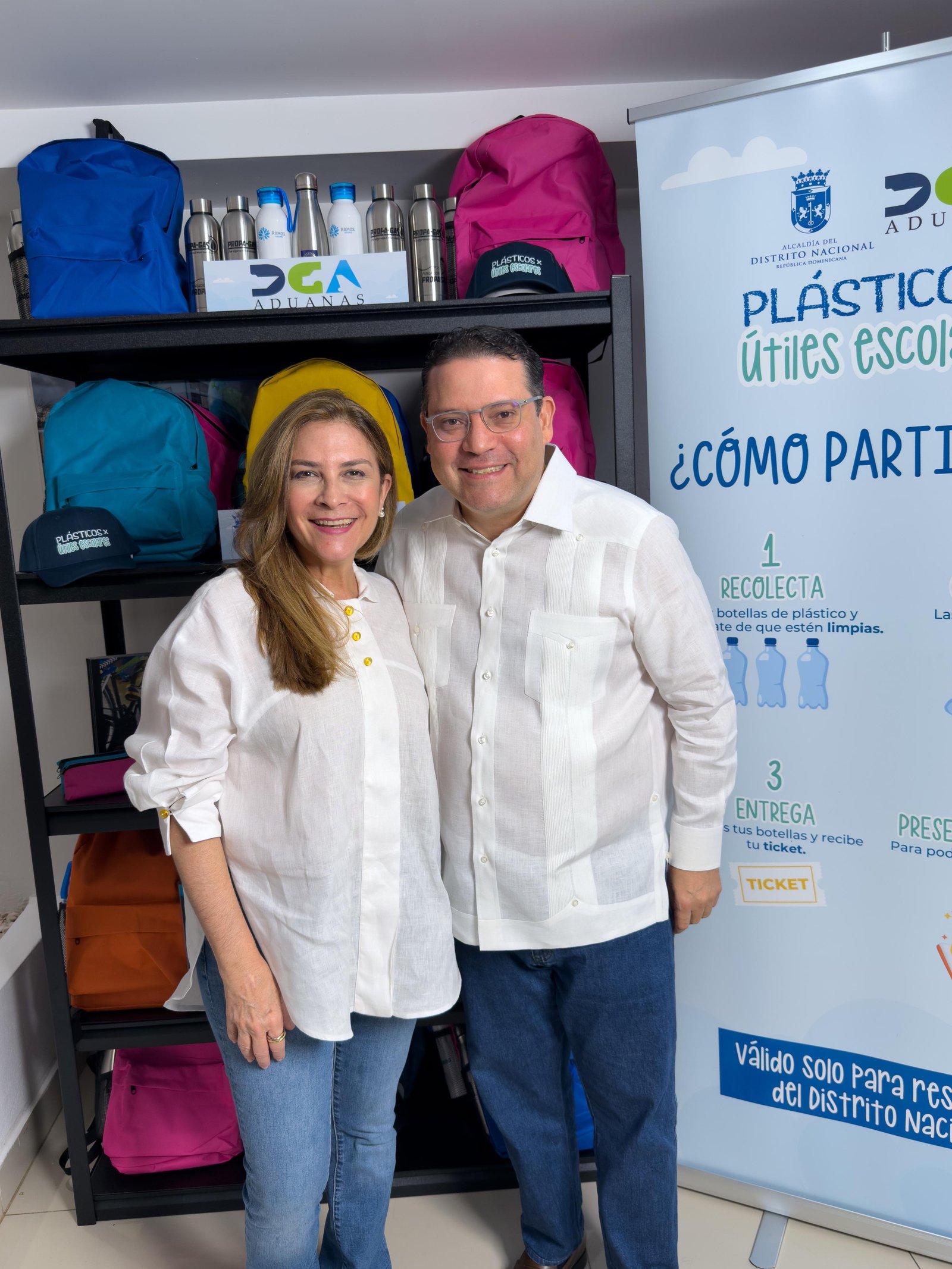 Carolina y Yayo se unen en Plásticos por Útiles Escolares 