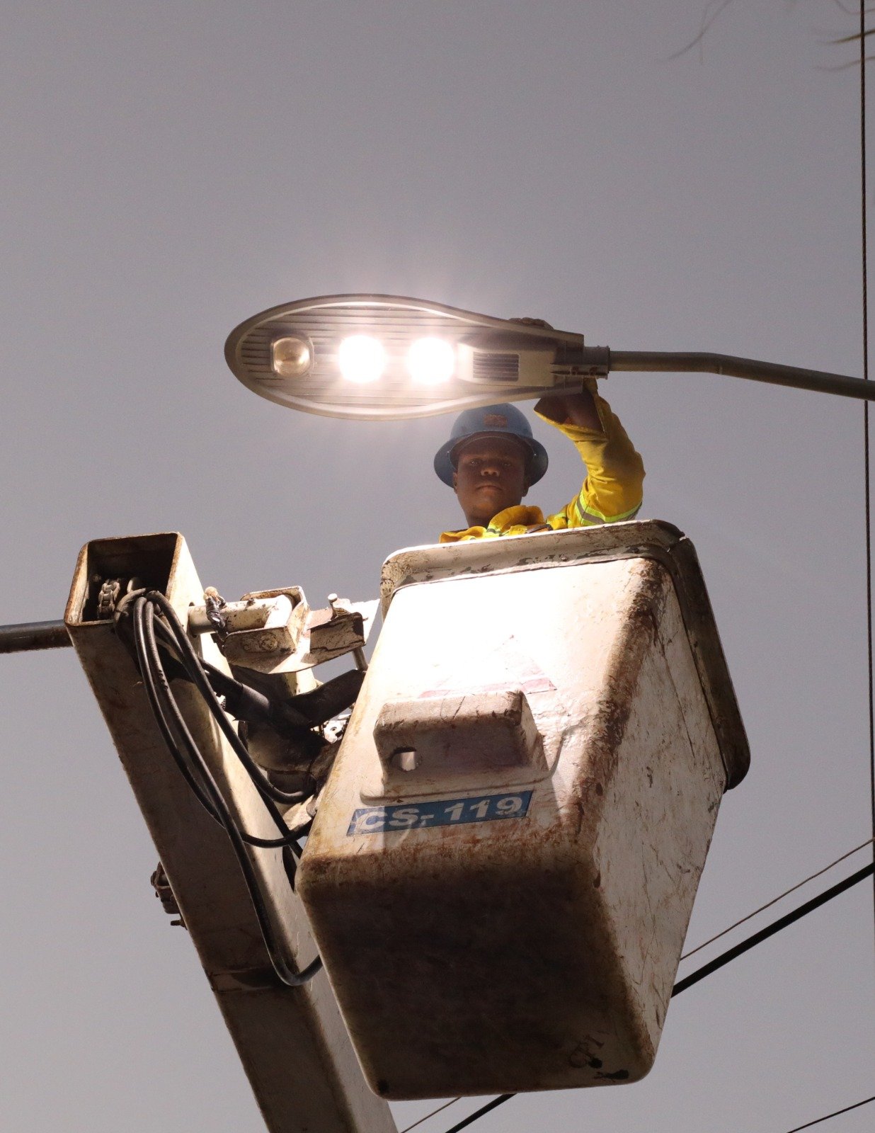 En primer semestre 2025, Edeeste puso en funcionamiento más de 15 mil luminarias 