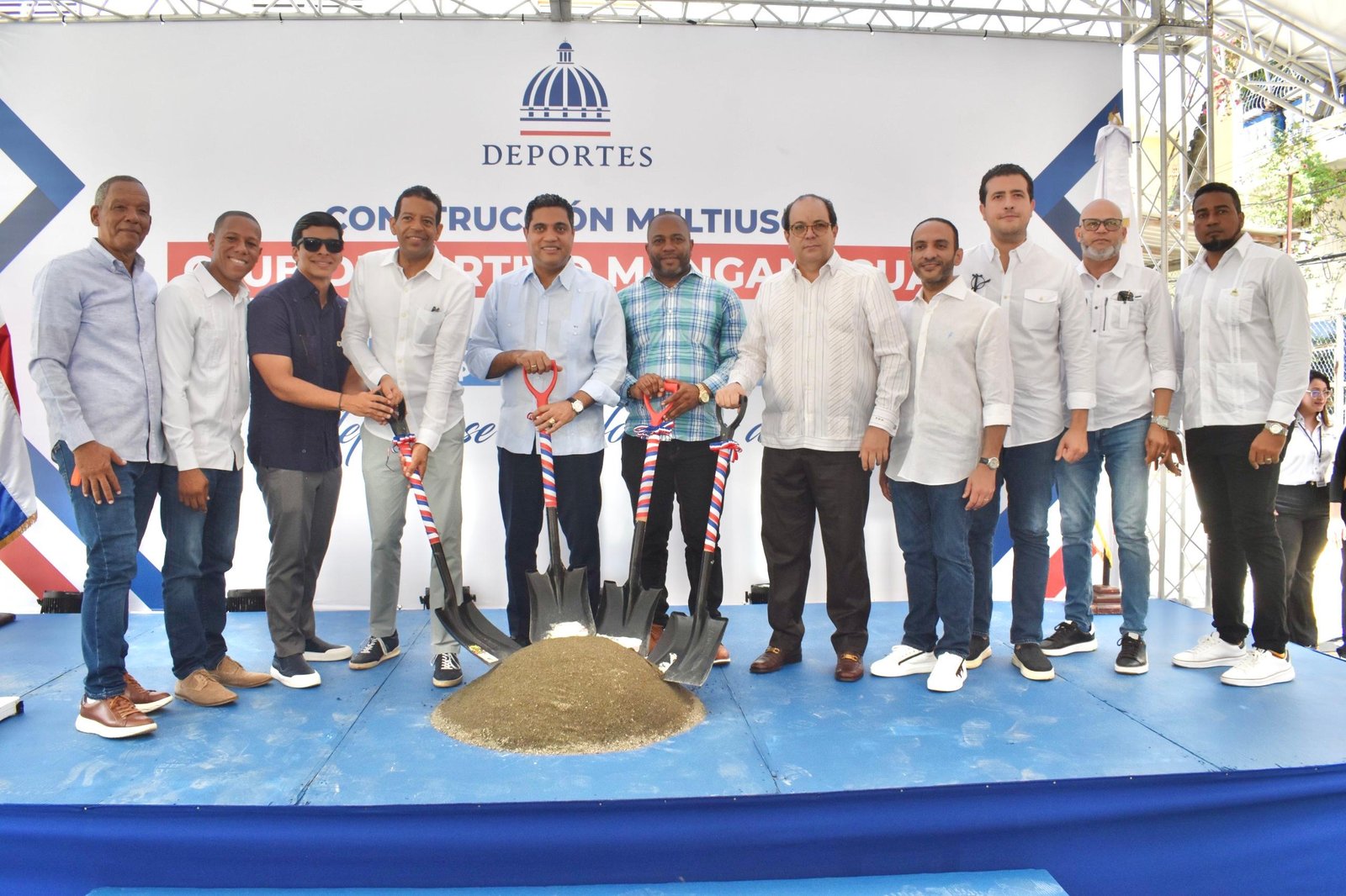 Ministro Kelvin Cruz da primer picazo para iniciar la construcción del multiusos de Manganagua