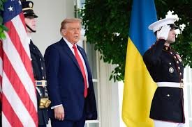 Trump dice que saldrá hoy a patrullar las calles de Washington con policía y ejército