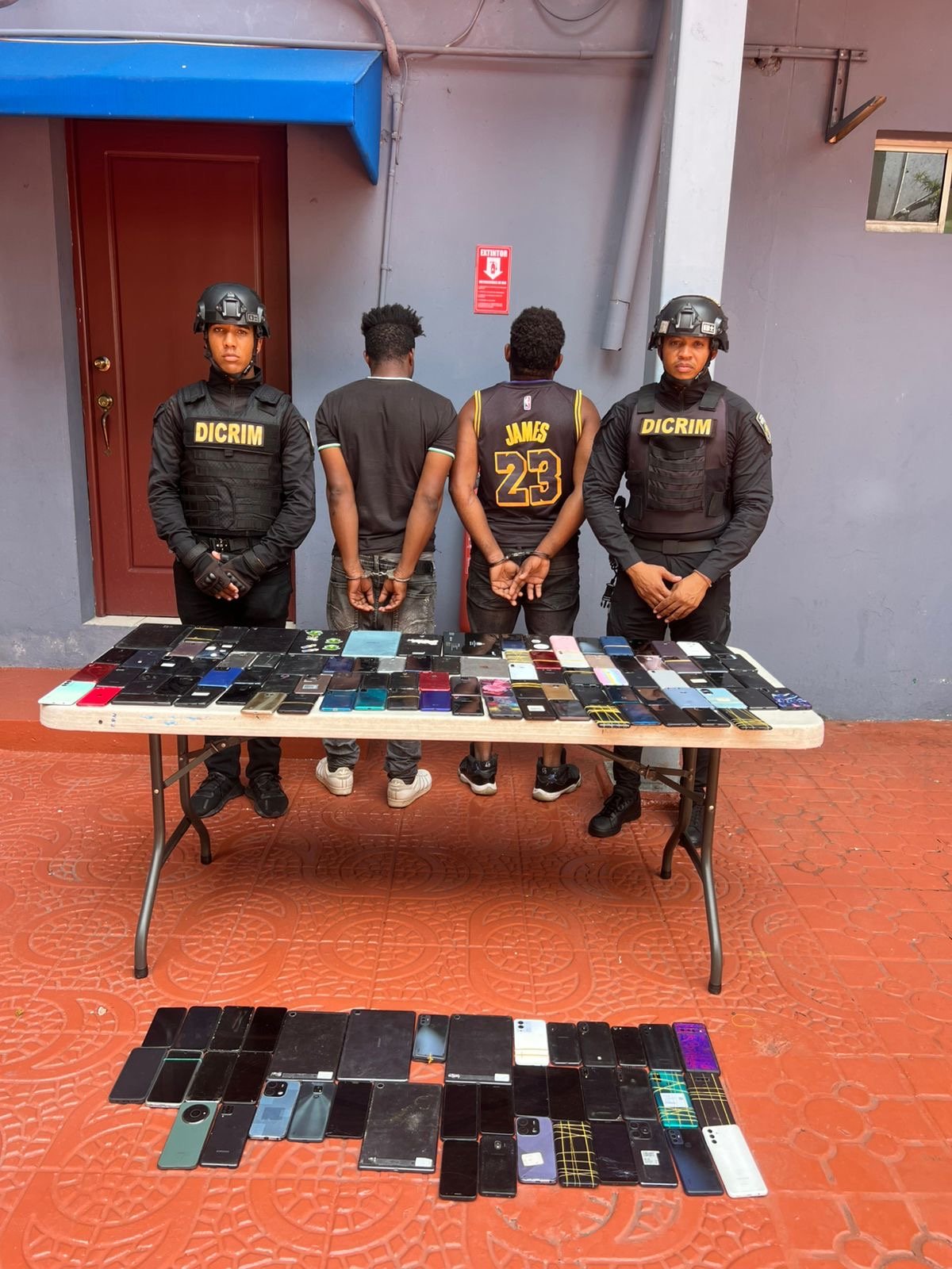 Policía Nacional apresa a dos haitianos por posesión de más de 190 celulares robados y ocho tabletas en el Distrito Naciona
