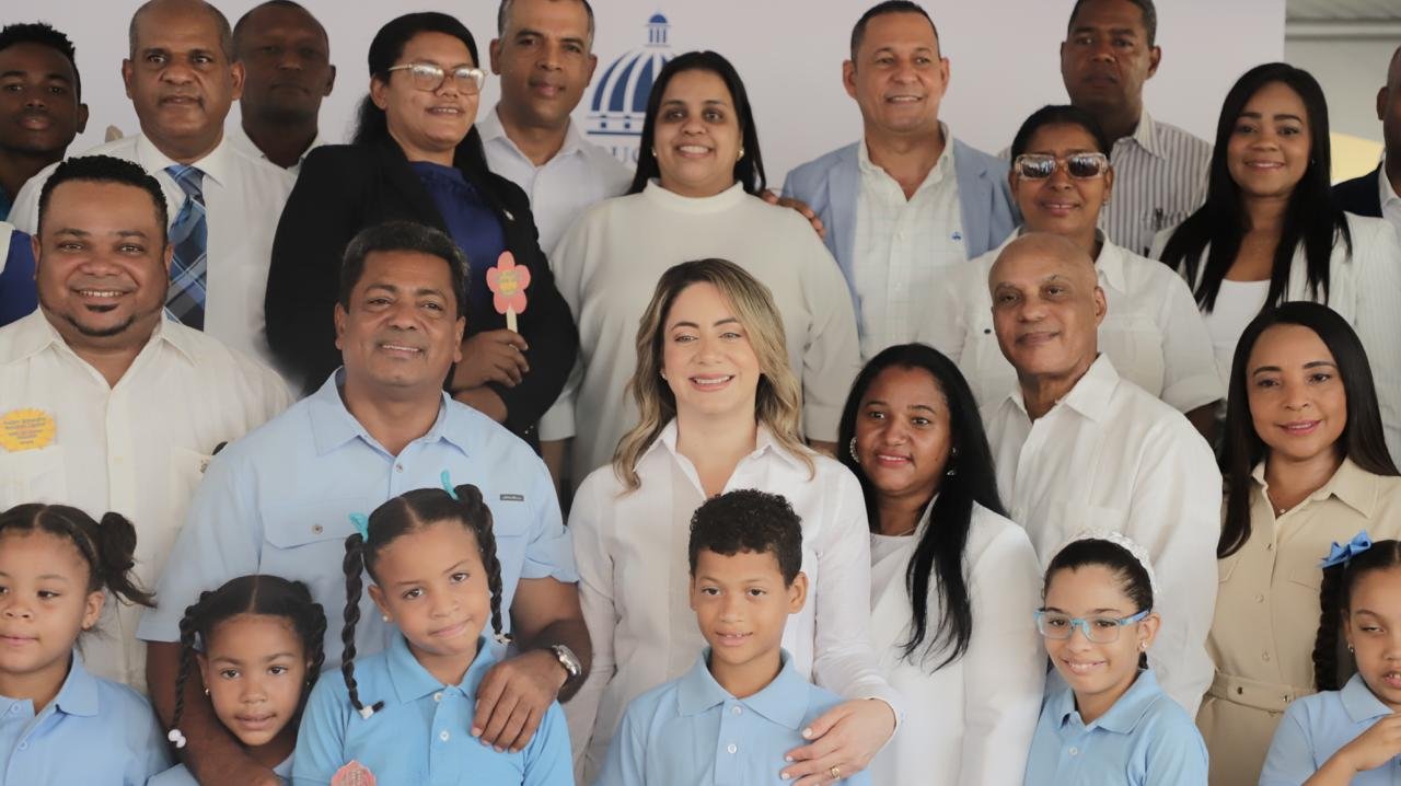 Gloria Reyes encabeza inicio del año escolar en el Distrito 15-01; “la educación el único bien que no nos pueden arrebatar”, agregó 