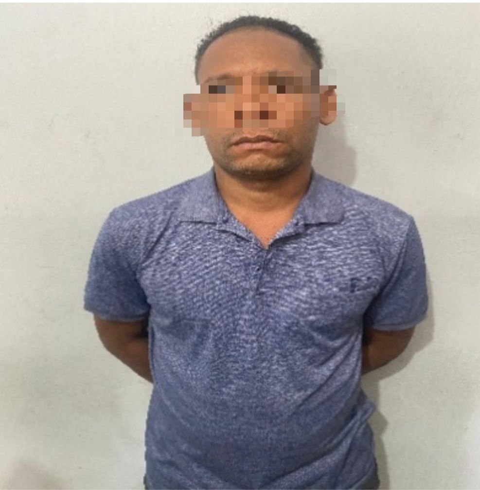 Policía captura en flagrancia a hombre acusado de homicidio por viejas rencillas en Peralvillo, Monte Plata