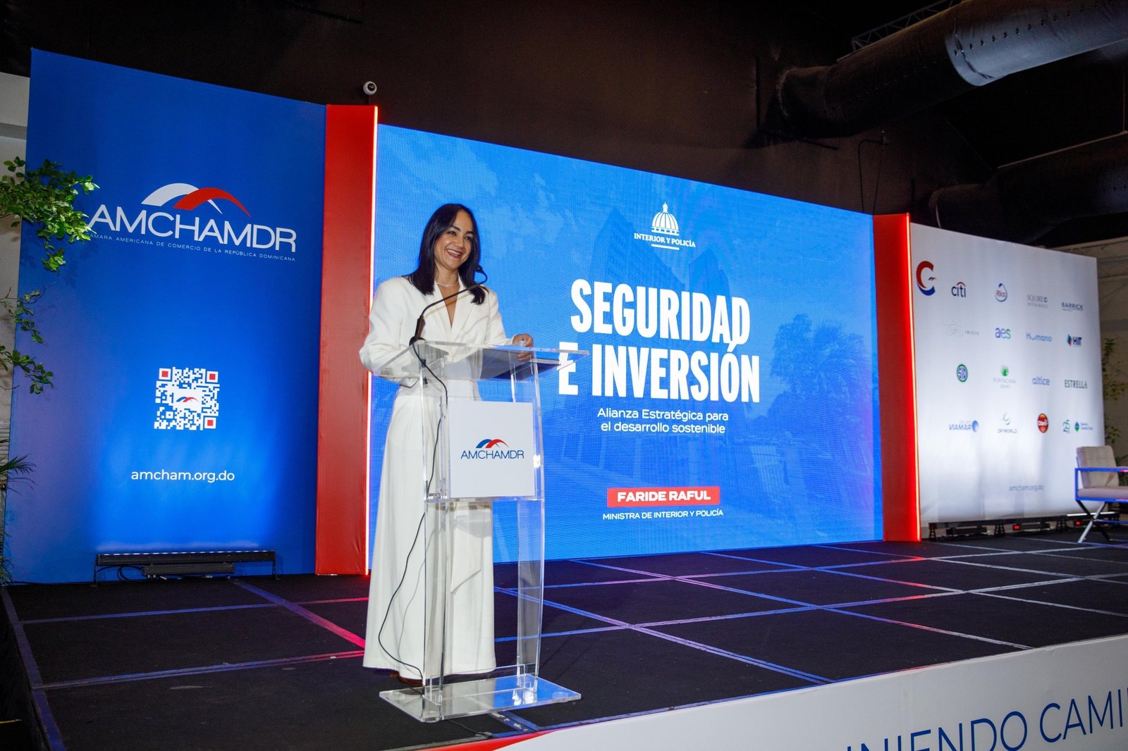 Ministra Faride Raful llama al sector privado al involucramiento social en la construcción de una República Dominicana más segura 