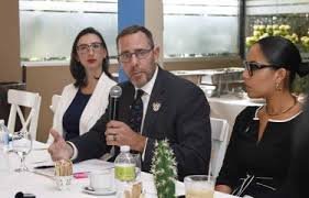 Cónsul de EE. UU. en RD advierte que periodistas no pueden cubrir eventos con visa de paseo