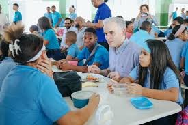 Ministro De Camps motiva a estudiantes en inicio del año escolar en San Cristóbal