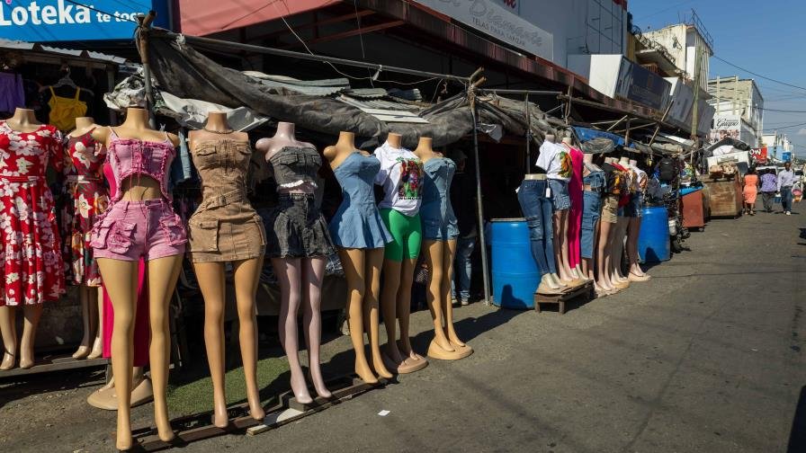 Avenida Duarte: una vitrina abierta a los artículos falsificados