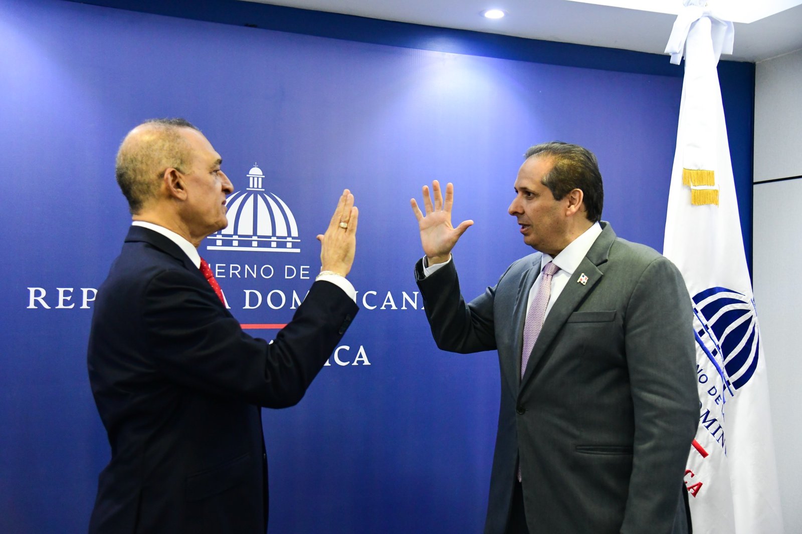 Ministro de Salud juramenta a José Luis López Pérez como director de Promese/CAL 